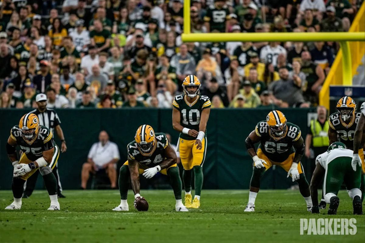  O quarterback do Green Bay Packers, Jordan Love, ficará afastado dos treinos nesta semana devido a um procedimento no polegar esquerdo
